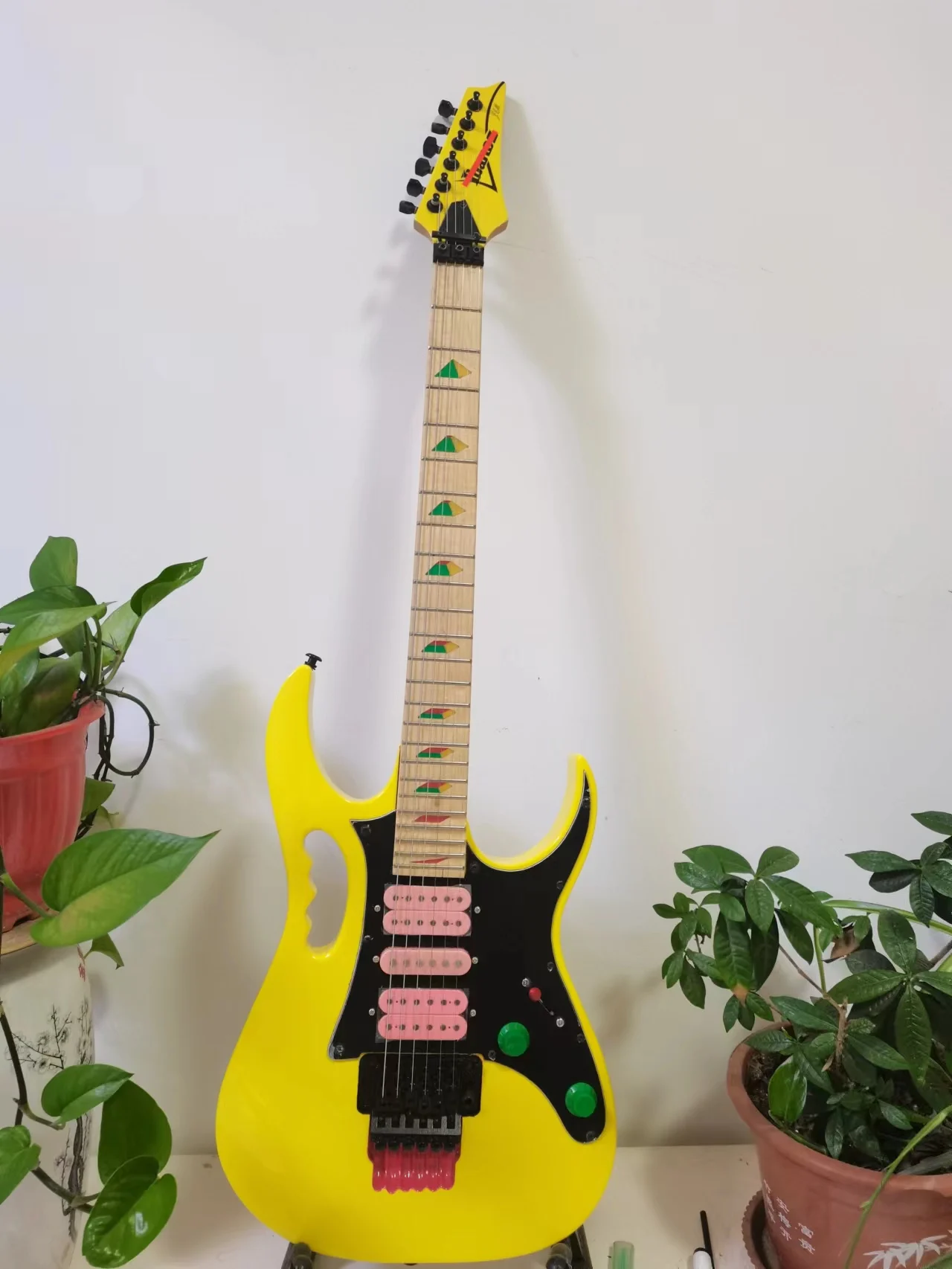 Free transportation, 6 string electric guitar, rosewood fingerboard, can be customized.
Free transportation, 6 string electric guitar, rosewood fingerboard, can be customized.