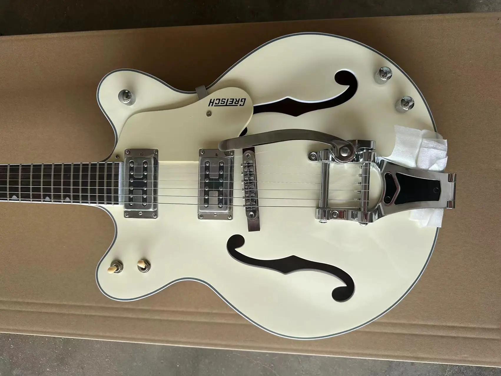 Half hollow jazz high-end electric guitar with gold accessories available in stock, including shipping
Half hollow jazz high-end electric guitar with gold accessories available in stock, including shipping