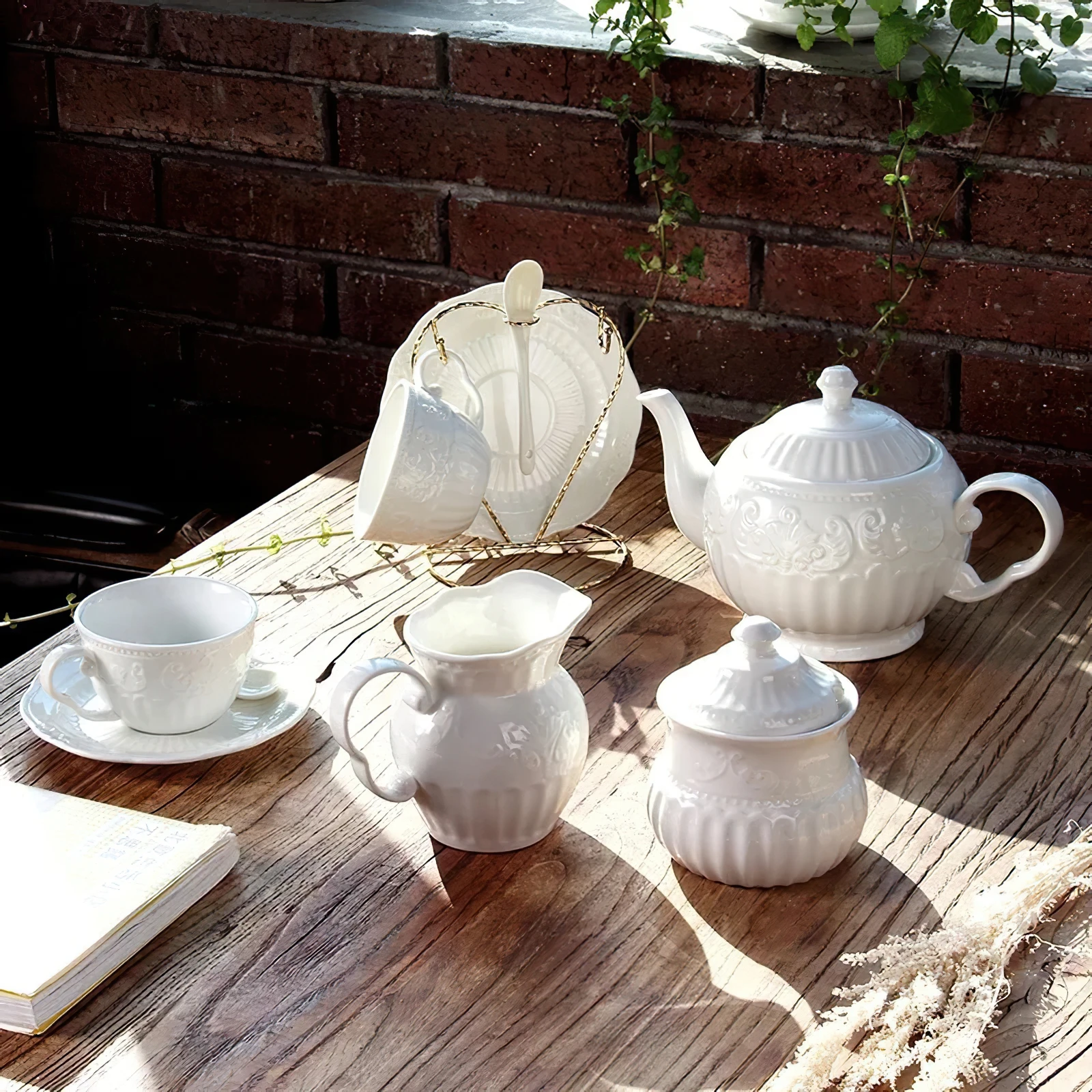 

Керамический чайный набор для кофе, Европейский дворец, белый рельефный чайник, чайная чашка, набор для молока, сахарница, украшение для бара, Бытовая Посуда для напитков