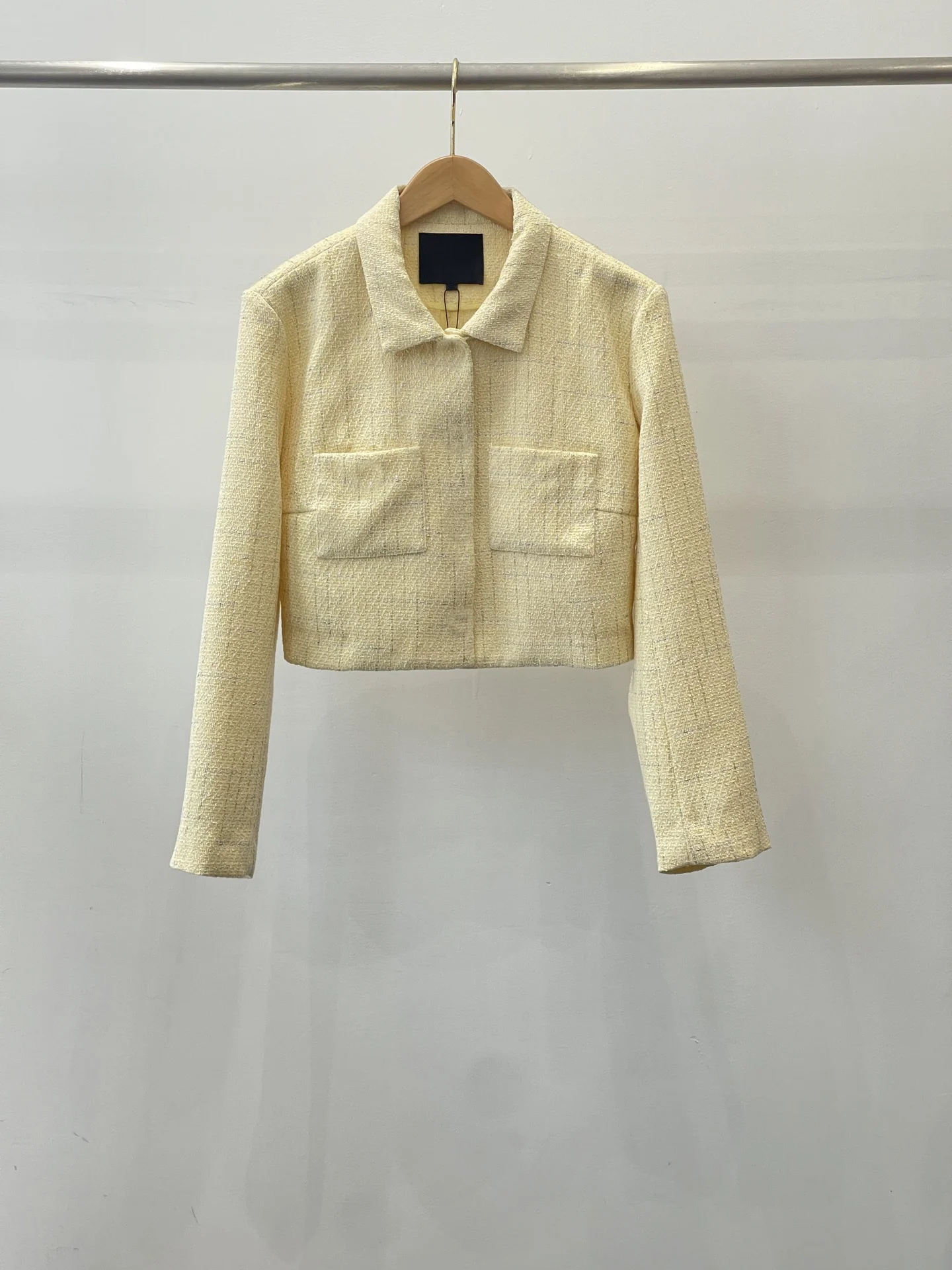Spring and summer new women's short straight tube slim metal buckle lapel coat, easy to match single item
Spring and summer new women's short straight tube slim metal buckle lapel coat, easy to match single item