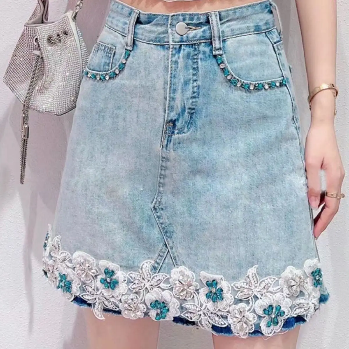 Heavy Industry Lace Diamond Studded Denim Skirt for Women's Summer New European Fashionable High Waisted Buttocks Skirt
Heavy Industry Lace Diamond Studded Denim Skirt for Women's Summer New European Fashionable High Waisted Buttocks Skirt