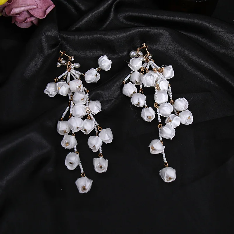 Hand-beaded White Flowers Earrings fabric long drop earrings Fashion Travel Wedding ear decoration
Hand-beaded White Flowers Earrings fabric long drop earrings Fashion Travel Wedding ear decoration