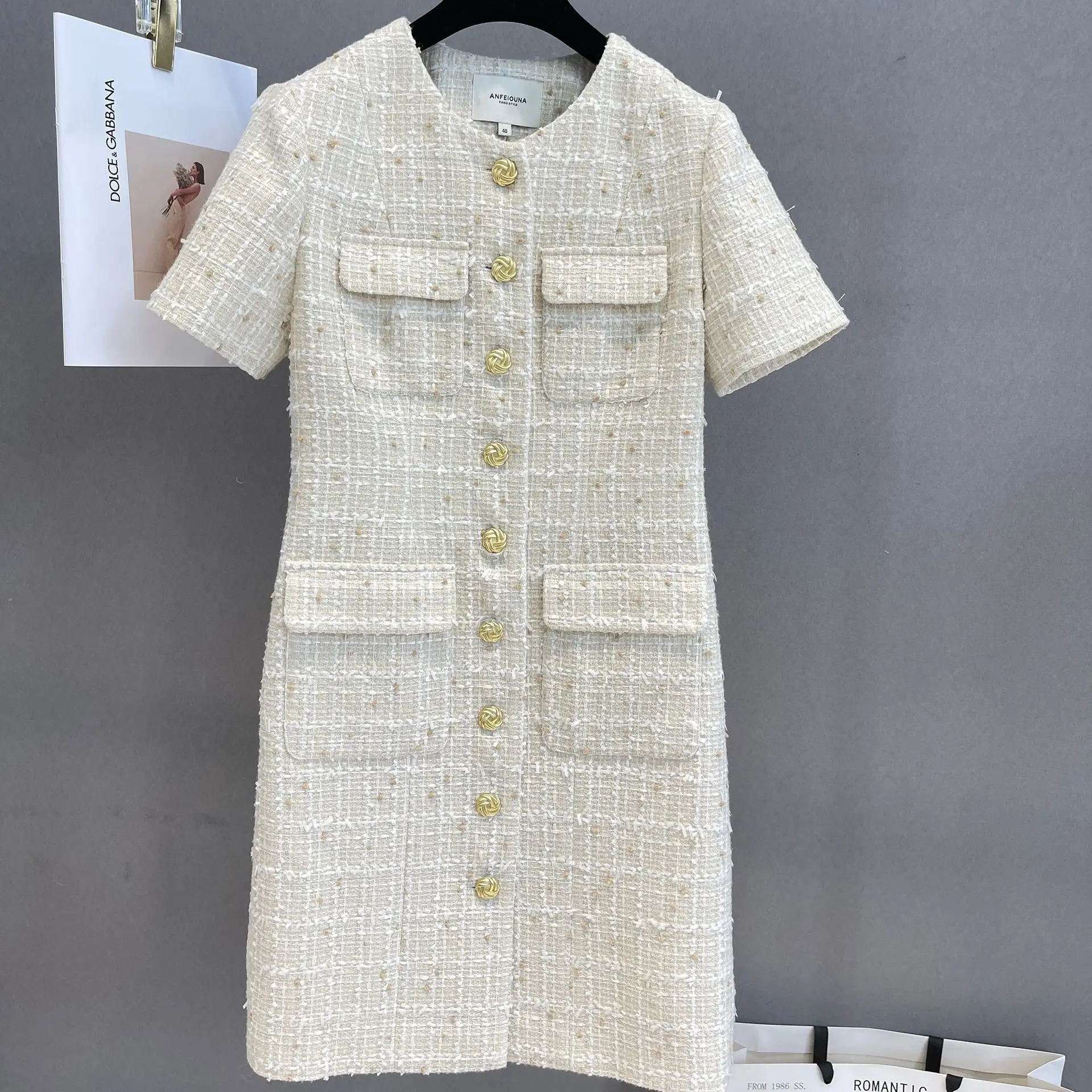 Elegant White Plaid Dress 2023 Summer New Classic Small Fragrance Runway Round Neck Short Sleeve Women's Tweed Cardigan Dress
Elegant White Plaid Dress 2023 Summer New Classic Small Fragrance Runway Round Neck Short Sleeve Women's Tweed Cardigan Dress