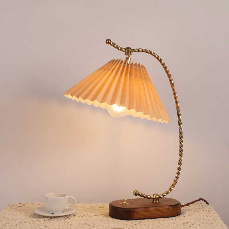 French Light Luxury Bedside Bedroom Table Lamp Medieval Dimming Homestay Hotel American Retro Glass Pleated Desk Lamp Art Decor 
French Light Luxury Bedside Bedroom Table Lamp Medieval Dimming Homestay Hotel American Retro Glass Pleated Desk Lamp Art Decor