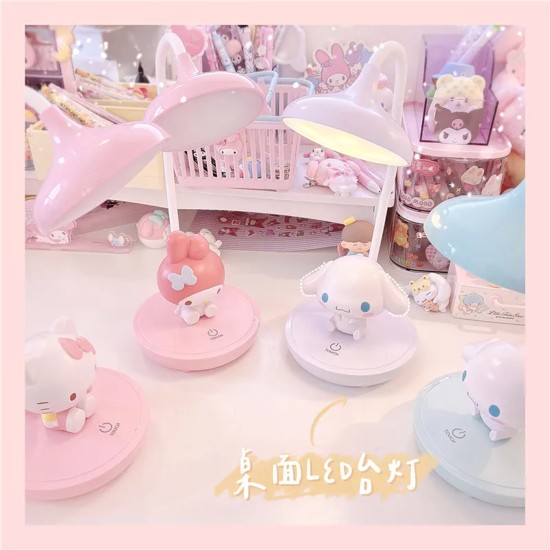 Kawaii Sanrioed My Melody Cinnamoroll Kuromi настольная Светодиодная лампа для обучения записи ночник для стола милый аниме спальня прикроватная лампа
Kawaii Sanrioed My Melody Cinnamoroll Kuromi настольная Светодиодная лампа для обучения записи ночник для стола милый аниме спальня прикроватная лампа