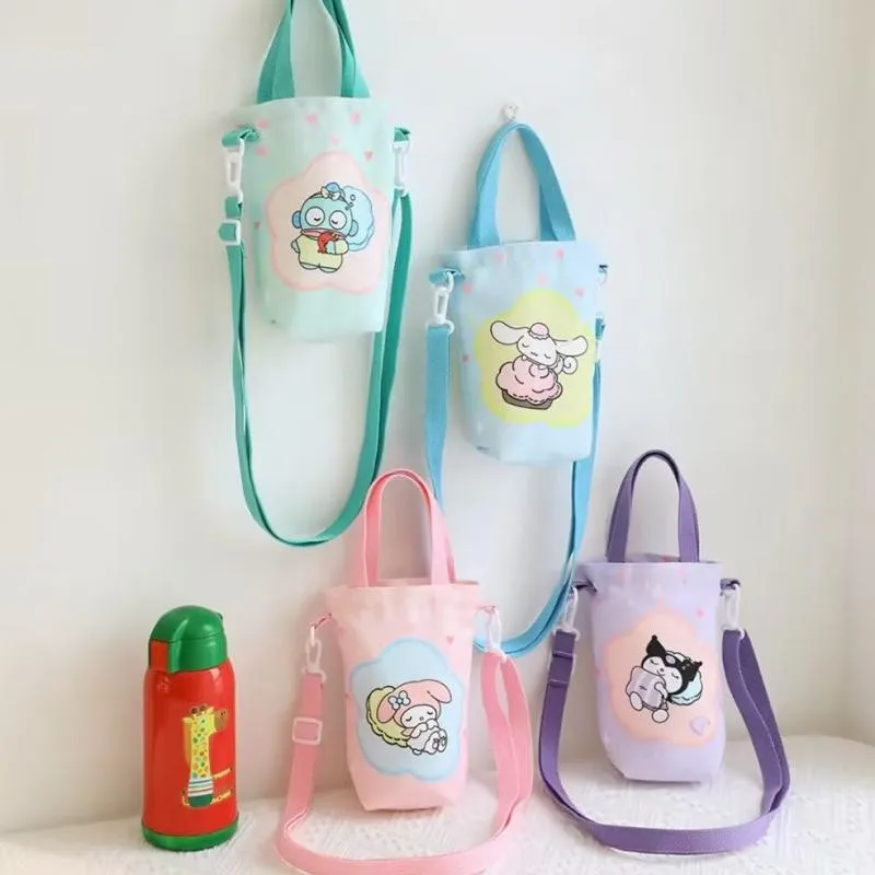 Kawaii Sanrio серия My Melody Kuromi Cinnamoroll мультфильм аниме милая Портативная сумка-мессенджер для хранения воды протектор чашки
Kawaii Sanrio серия My Melody Kuromi Cinnamoroll мультфильм аниме милая Портативная сумка-мессенджер для хранения воды протектор чашки