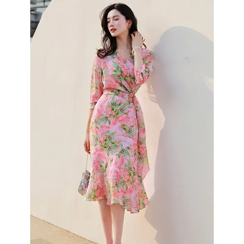 Fashionable Spliced and Floral Printed Dress with V-neck, Belt and French Tea Skirt for Women Summer 2024
Fashionable Spliced and Floral Printed Dress with V-neck, Belt and French Tea Skirt for Women Summer 2024
