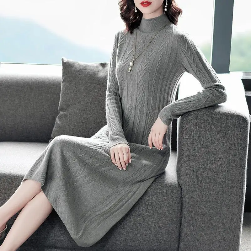 Женское трикотажное платье-свитер с высоким воротником и высокой талией
Женское трикотажное платье-свитер с высоким воротником и высокой талией