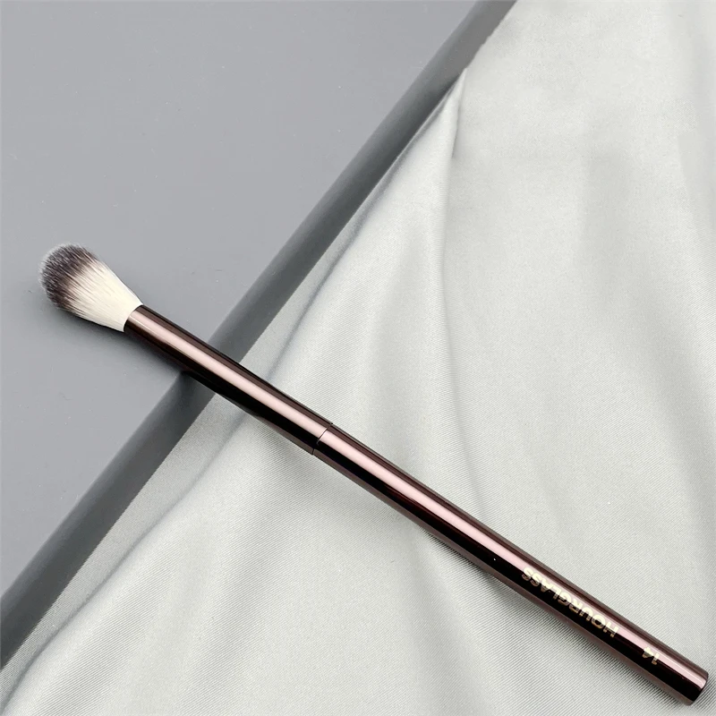 Hourglass-No.14 Makeup Brush Metal Handle Detail Setting Brush Soft and Skin-friendly Fiber Hair Fashion Design Single Eye Brush
Hourglass-No.14 Makeup Brush Metal Handle Detail Setting Brush Soft and Skin-friendly Fiber Hair Fashion Design Single Eye Brush