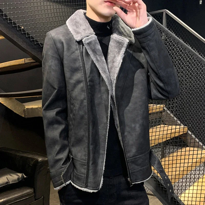 2023 Winter New Suede Fur Integrated Men Fashion Polo Collar Slim-Fit Short Thicken Warm Large Size Motorcycle Jacket
2023 Winter New Suede Fur Integrated Men Fashion Polo Collar Slim-Fit Short Thicken Warm Large Size Motorcycle Jacket