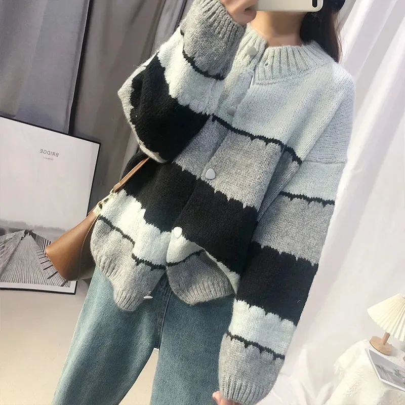 

Lazy Wind Cardigan Sweater Coat Female Loose Outer Wear Autumn Winter Western Style Retro Contrast Design Sense Button Sweater