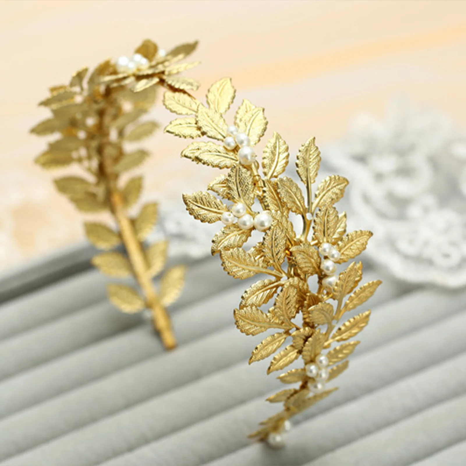 

Gold-Plated Leaf Alloy Headband Glossy Pearl Luxurious Ornaments for Birthday Stage Party Show Dress up
