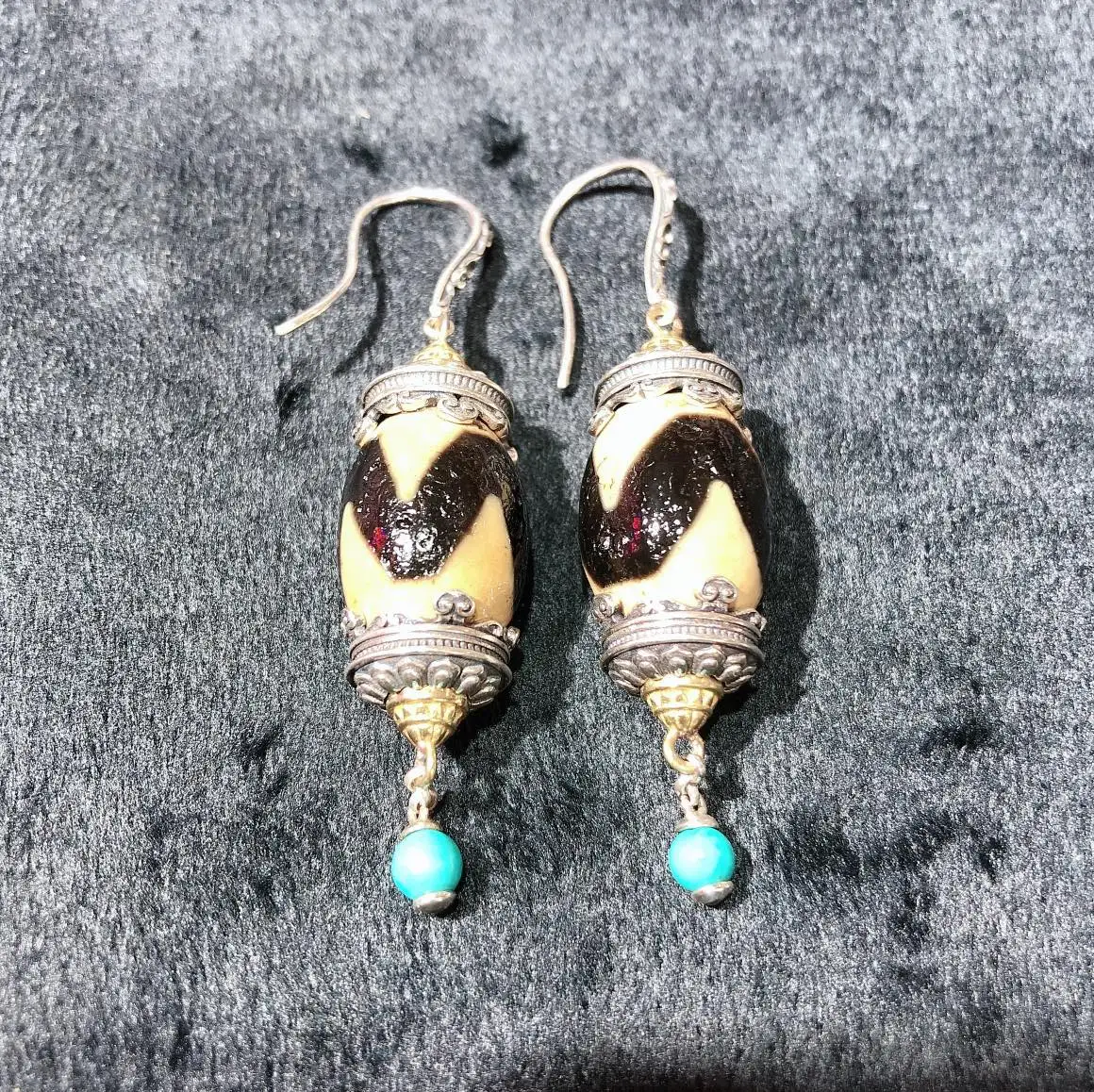 1pcs/lot natural boutique tiger tooth agate dzi s925 silver earrings turquoise yellow teeth jewelry folk-custom rare precious
1pcs/lot natural boutique tiger tooth agate dzi s925 silver earrings turquoise yellow teeth jewelry folk-custom rare precious