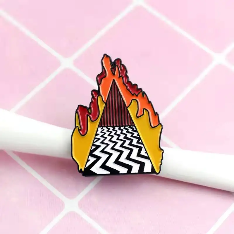 Эмалированная заколка Lynch в стиле Twin Peak Badge Red брошь для штор значки джинсы рубашка