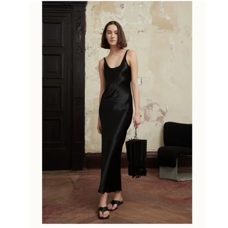 TOTEM@E Summer of 2023 Independent designer brand acetate strap satin slim fitting dress
TOTEM@E Summer of 2023 Independent designer brand acetate strap satin slim fitting dress