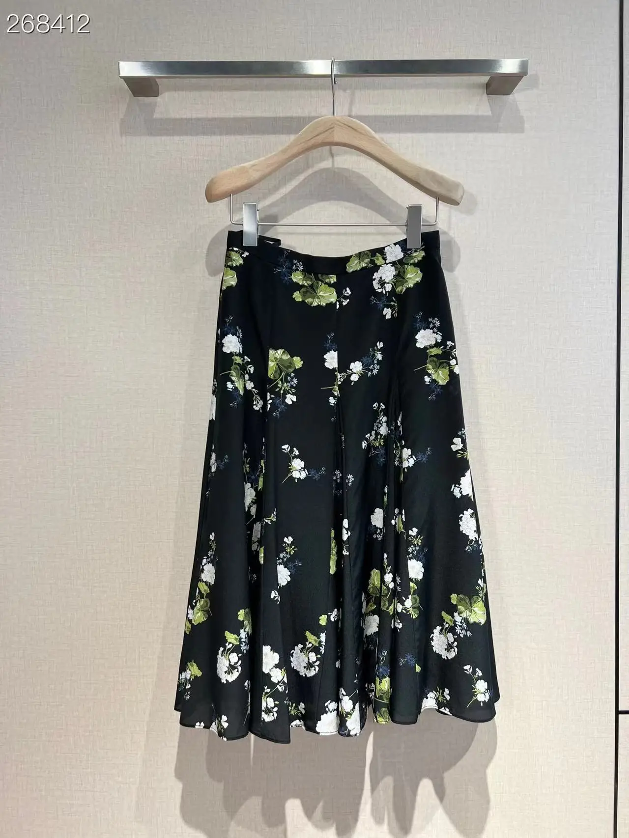 Fyion High Quality Women's Skirt 100% Silk Fashion Runway Flower Print Vacation All-Match Mid-Length Skirt Spring Summer 2022
Fyion High Quality Women's Skirt 100% Silk Fashion Runway Flower Print Vacation All-Match Mid-Length Skirt Spring Summer 2022