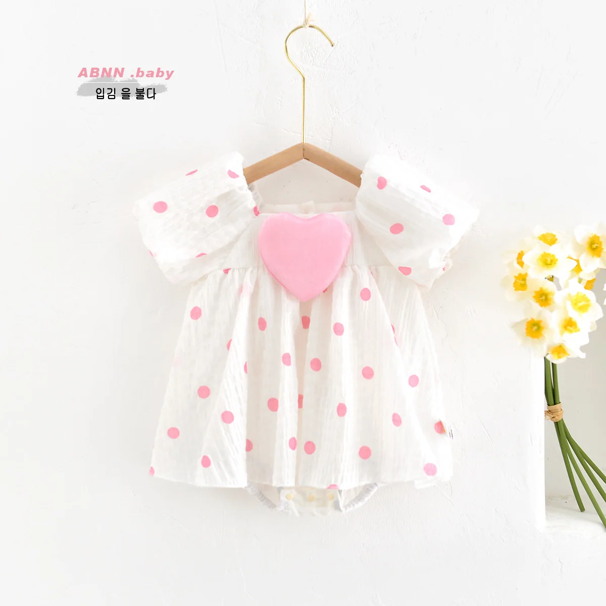 

2024 Ins Summer Baby Girls Rompers Muslin Dot Short Bubble Sleeve Love Patched Newborn Girls Bodysuit Infant Girls Outfits