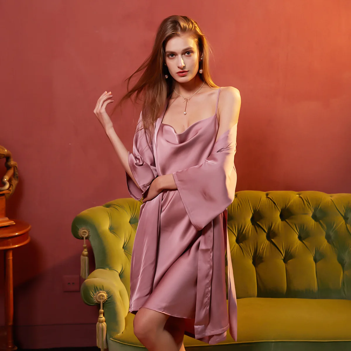woman 2 pieces Sexy Sleep Dress Women Sleepwear Silk Nightgown Robe Set Swing Collar Emotional Underwear Sling Nightdress
woman 2 pieces Sexy Sleep Dress Women Sleepwear Silk Nightgown Robe Set Swing Collar Emotional Underwear Sling Nightdress