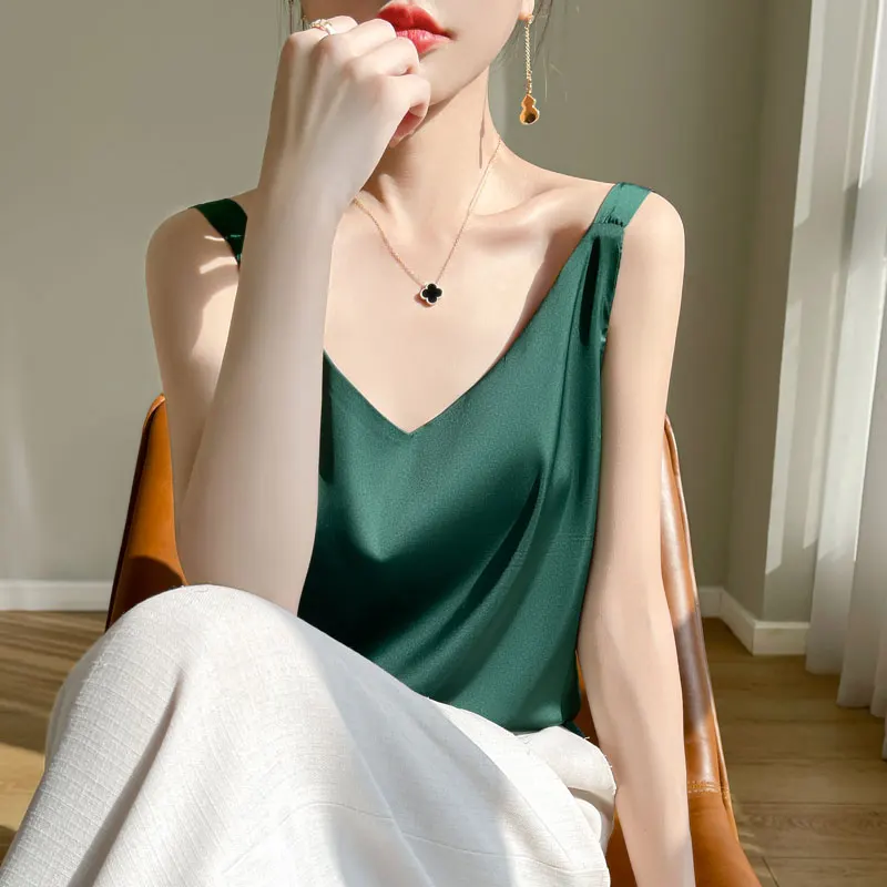 Summer Strap Top Women Halter V Neck Basic White Cami Sleeveless Satin Silk Tank Tops Women'S Summer Camisole Slim Vest
Summer Strap Top Women Halter V Neck Basic White Cami Sleeveless Satin Silk Tank Tops Women'S Summer Camisole Slim Vest