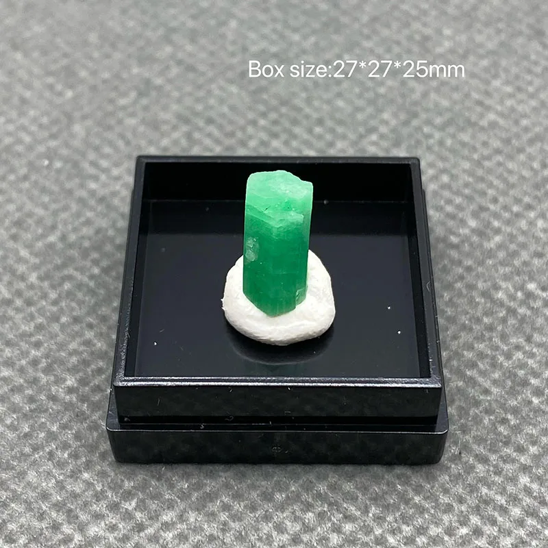 

100% Natural green emerald mineral gem-grade crystal specimens stones and crystals quartz crystals +Box 27*27*25m'm