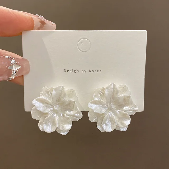 Grande boucle d'oreille fleur de camélia blanc pour femme, bijoux d'oreille en résine exagérés, simple, mariage, meilleur ami, cadeau de Noël 1