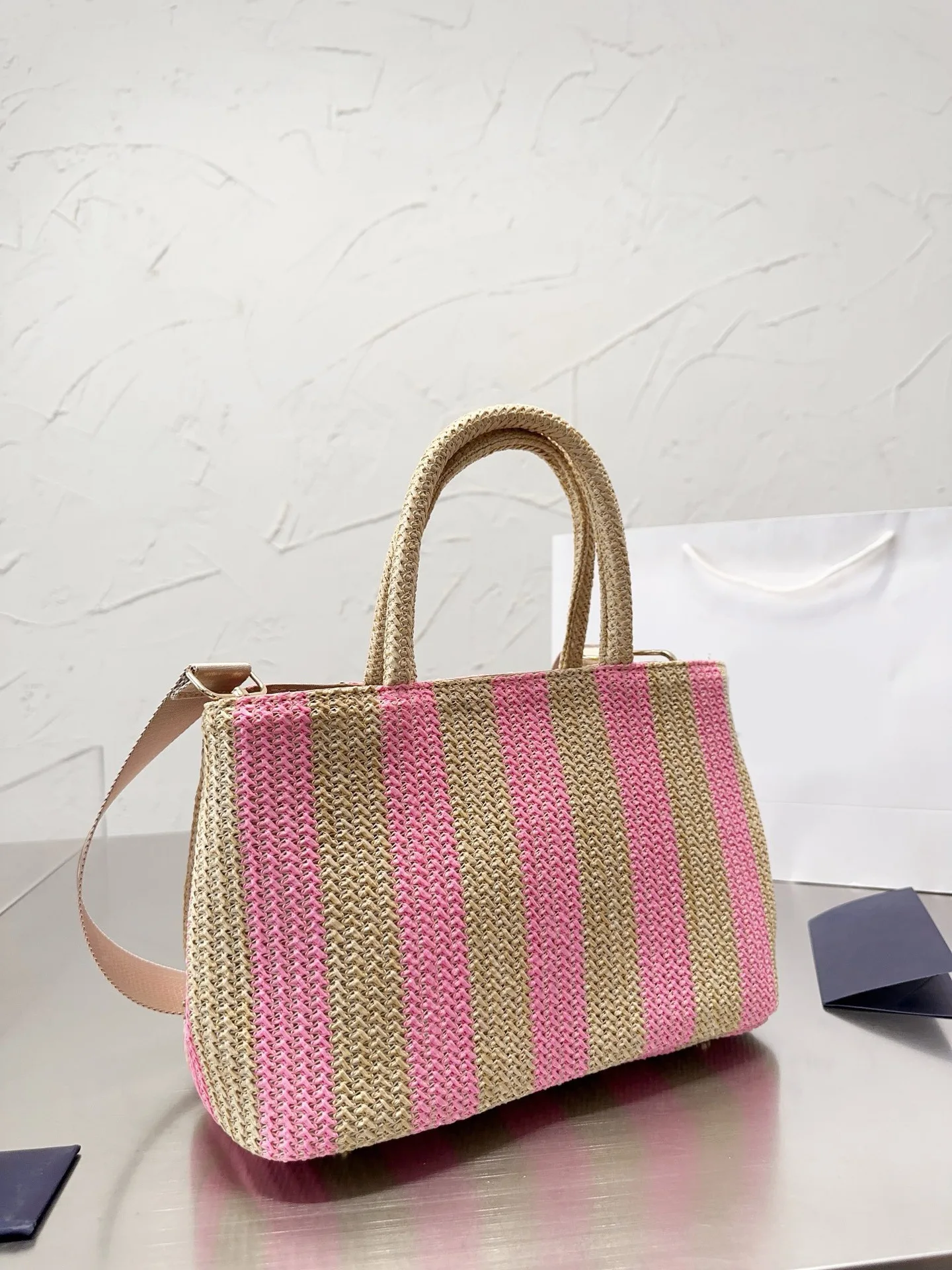 PR 2024 Spring/Summer New Fashionable Crochet Handbag Large Capacity Photography Holiday Shopping Straw Woven Bag
PR 2024 Spring/Summer New Fashionable Crochet Handbag Large Capacity Photography Holiday Shopping Straw Woven Bag