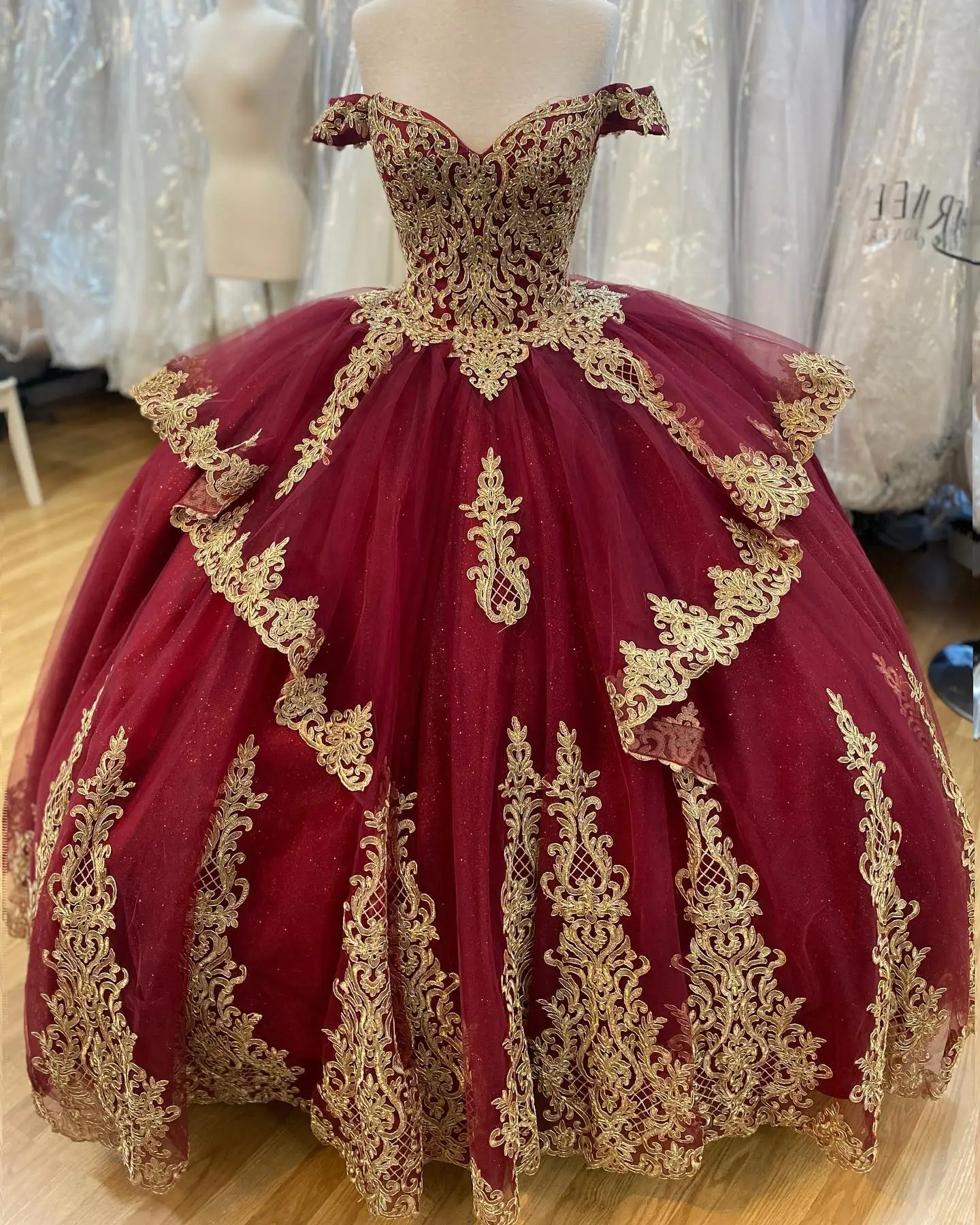 Burgundy Gold Quinceanera Dress 2022 Lace Appliques Crystal Glitter Tulle Ballgown Off Shoulder Sweet 15 16 Gowns Quince Lace-Up
Burgundy Gold Quinceanera Dress 2022 Lace Appliques Crystal Glitter Tulle Ballgown Off Shoulder Sweet 15 16 Gowns Quince Lace-Up