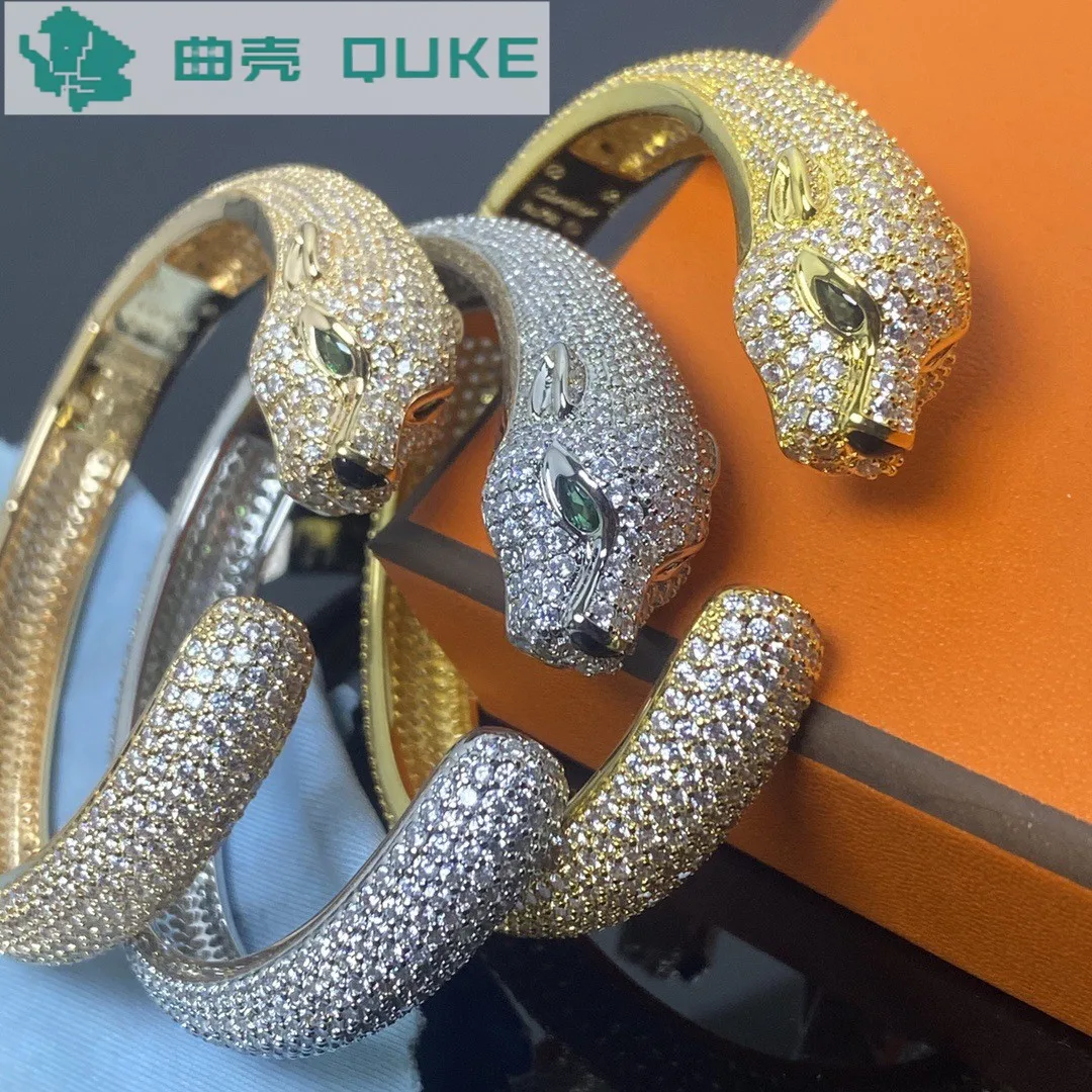 European and American inlaid diamond green eyed leopard head V-gold material spring opening noble men and women's bracelet 
European and American inlaid diamond green eyed leopard head V-gold material spring opening noble men and women's bracelet
