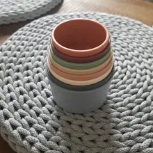 ¡Caliente! 8 Uds bebé de taza juguetes educativos juguetes del bebé Arco Iris, torre de apilamiento juguetes del baño del bebé juguetes de los niños regalo