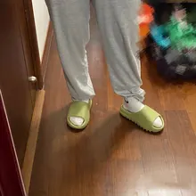 Zapatillas de casa para niño y niña, chanclas deslizantes de verano, zapatillas de Interior de fondo suave para bebé, zapatos de amor para playa, estilo familiar