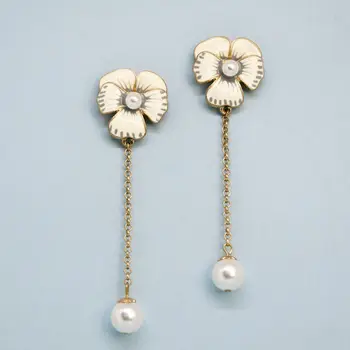 Charming summer earrings with white flowers and pearls on a chain (52450)
Charming summer earrings with white flowers and pearls on a chain (52450)