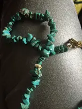 Simulación de perlas estilo barroco collar Simple con colgante diseño de piedra verde salvaje elegante encanto collar de la letra inicial para la joyería de las mujeres