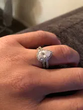 Huitan gran oferta diseño de gota de agua las mujeres anillo de Micro pavimentado de circón de cristal elegante vestido de novia joyería de compromiso anillo para amante