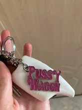 1PC de moda de aleación película matar a Bill de la serie PUSSY WAGON llavero carta colgantes accesorios para mujeres hombres regalo