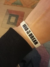 Pulsera de silicona estilo minimalista para hombre y mujer, brazalete deportivo de baloncesto, nuevo diseño