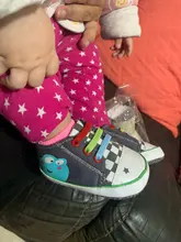 Nuevo 2 colores de lona clásicos de dibujo de rana zapatos para bebé de dibujos animados bebé recién nacido deportes zapatillas de deporte en primer lugar los caminantes botines zapatos mocasines