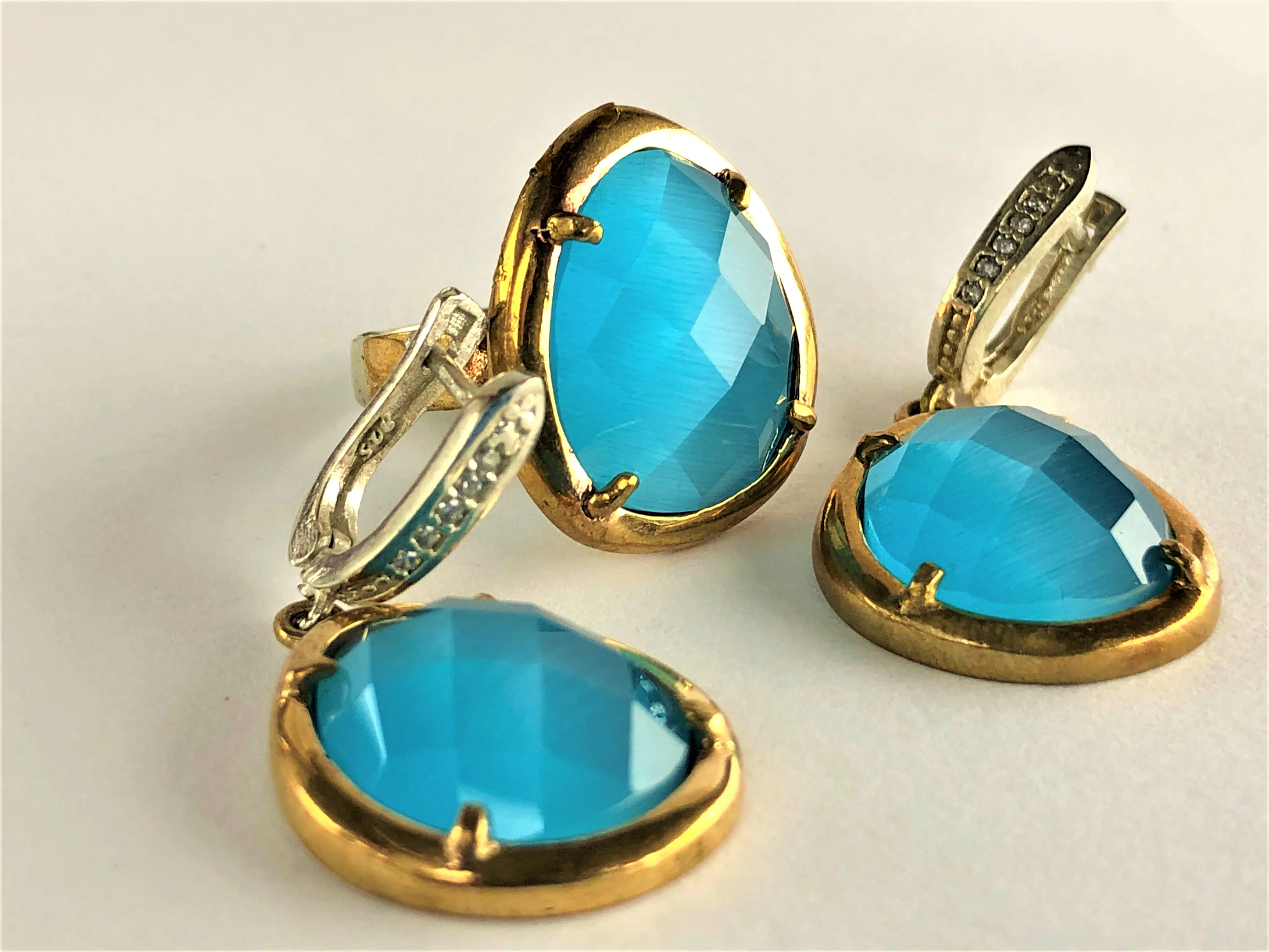 Large turquoise stone ring Elegant your set is on a white stone earring with 6 elegant white stones 2 rings +1 piece straling s
Large turquoise stone ring Elegant your set is on a white stone earring with 6 elegant white stones 2 rings +1 piece straling s