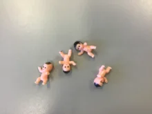 Mini juguetes de plástico de alta calidad para bebés, 10/20/60 Uds., 1 pulgada