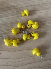 10 uds. De animales de la familia, pequeños abalorios de resina de pato amarillo, colgante de Animal, pendiente artesanal, joyería de moda