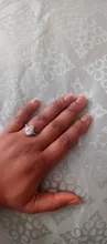 Huitan gran oferta diseño de gota de agua las mujeres anillo de Micro pavimentado de circón de cristal elegante vestido de novia joyería de compromiso anillo para amante