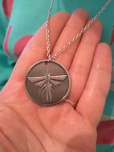 Collar de luciérnaga con logotipo letras para hombre y mujer, colgante Retro de The Last Of Us 2, joyería de juego caliente para hombres y mujeres