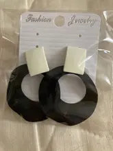 Pendientes con Clip en varios colores para mujer, Clips de oreja con colgante redondo hueco, negro y blanco, joyería no perforada