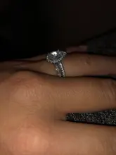 Huitan gran oferta diseño de gota de agua las mujeres anillo de Micro pavimentado de circón de cristal elegante vestido de novia joyería de compromiso anillo para amante