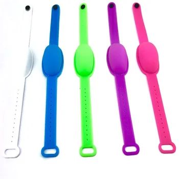Adjustable hydrogel dispensing bracelet. Disinfect your hands anytime and anywhere. Includes bottle
Adjustable hydrogel dispensing bracelet. Disinfect your hands anytime and anywhere. Includes bottle