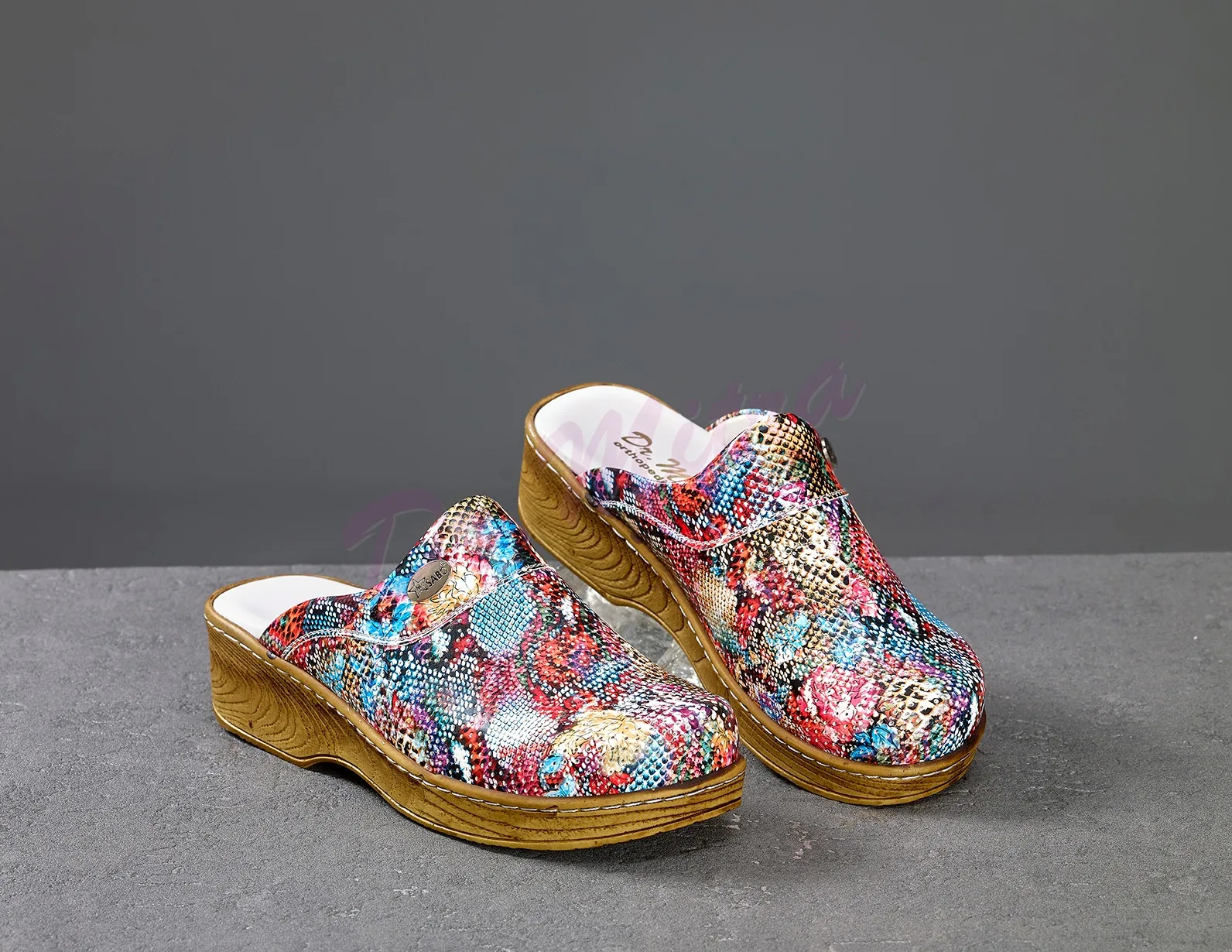 2021 New Orthopedic Sabo Women Slippers Sandals Shoes Nurse Doctor Hospital Medical Casual Quality Soft Comfort Anti-Slip Clogs
2021 New Orthopedic Sabo Women Slippers Sandals Shoes Nurse Doctor Hospital Medical Casual Quality Soft Comfort Anti-Slip Clogs