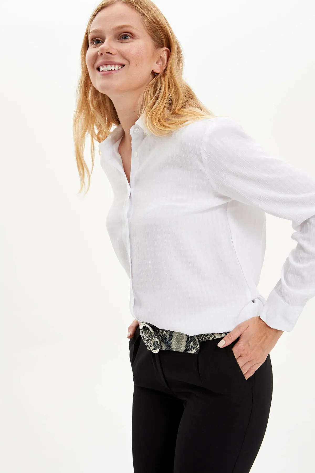 Женская офисная блузка DeFacto повседневная однотонная с отложным воротником и