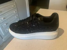 Las zapatillas nuevas se cubren con lentejuelas negras rugosas y cebollas doradas, que son muy brillantes y encantadoras, y combinan geniales s