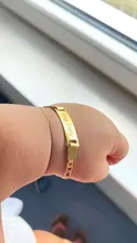 Pulsera personalizada para bebé en color dorado, pulsera con cadena tipo Fígaro personalizable con el nombre del bebé, cierre de seguridad