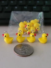10 uds. De animales de la familia, pequeños abalorios de resina de pato amarillo, colgante de Animal, pendiente artesanal, joyería de moda