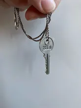 Sherlock Holmes 221B Baker Street Key collar Vintage colgante de Color plata y bronce antiguo, joyería de película caliente para hombres y mujeres, venta al por mayor